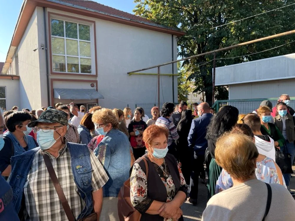 Profesorii şi părinţi protestează de 8 zile în curtea Şcolii Gimnaziale Filiaşi FOTO / Ana Popescu