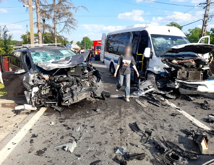 Accident cu zece victime după ce un microbuz înmatriculat în Ucraina și un autoturism s-au izbit violent în Botoșani