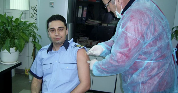 Subinspector Robert Radu şi colega sa, agentul Roxana Popescu, s-au vaccinat împotriva gripei porcine. 