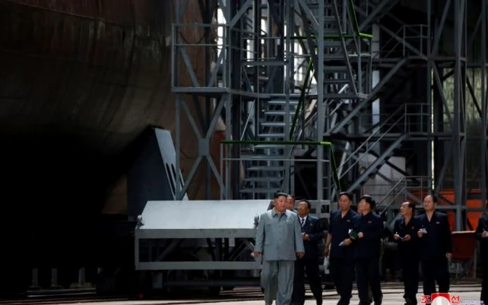 Kim Jong-un inspectează un submarin FOTO EPA-EFE