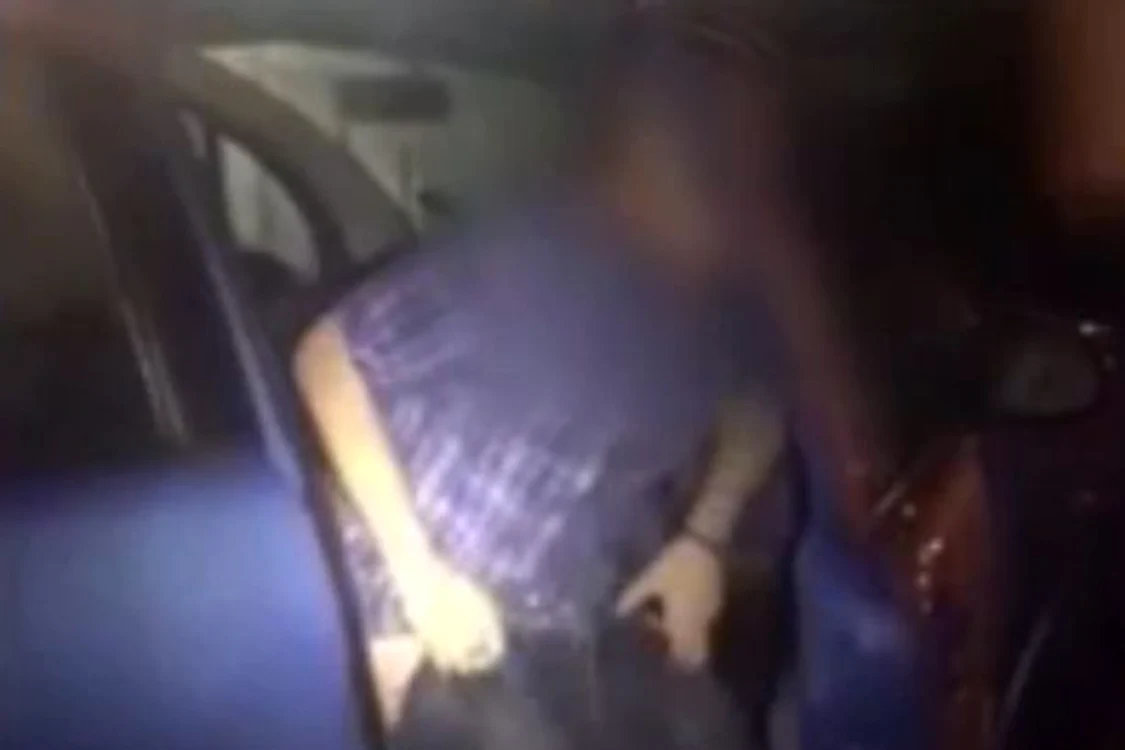
    Au vrut să facă sex în mașină, dar le-a venit Poliția de hacfoto: captură video/mirror.co.uk  