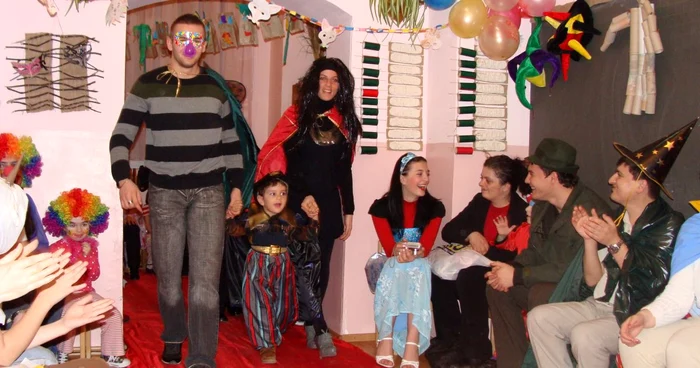 Părinţii şi copiii lor s-au distrat la carnaval