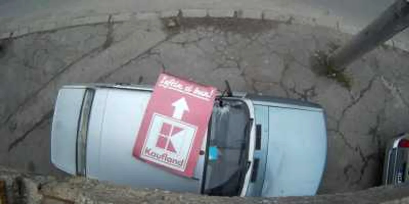 Parbrizul maşini a fost spart de panoul publicitar FOTO Valentin Pokus
