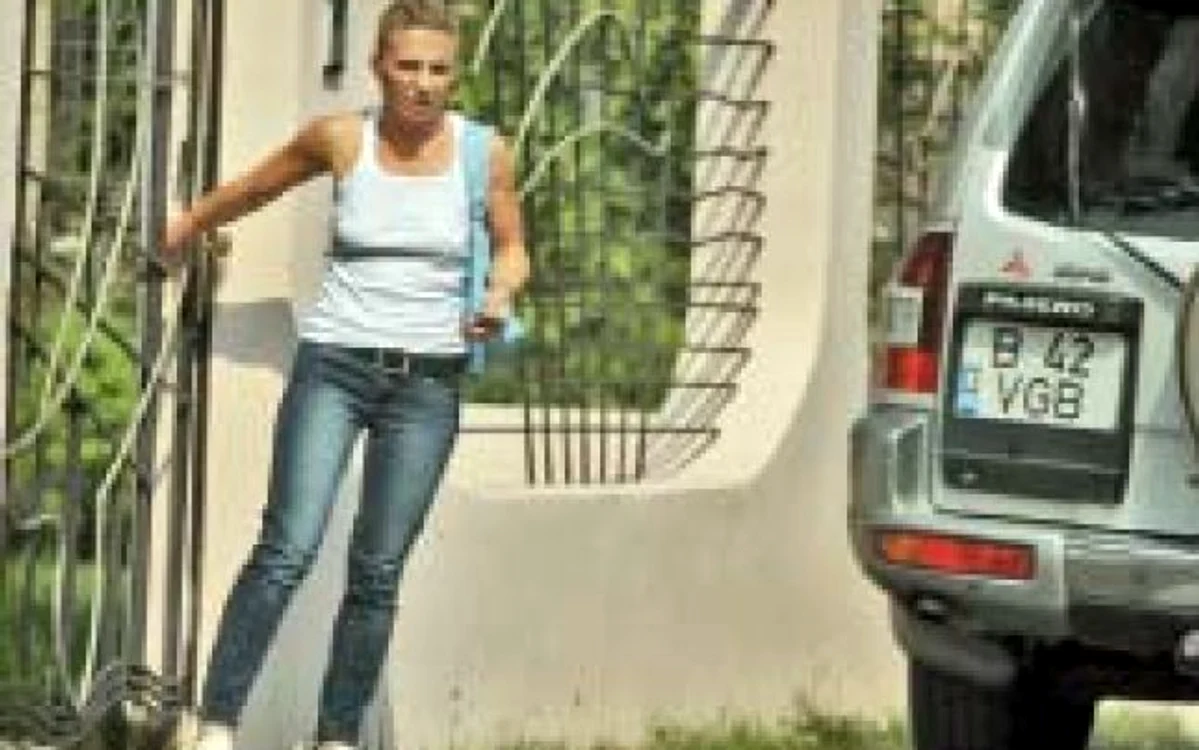 Anca Andreea Dan, în faţa casei, pregătindu-se să plece cu un jeep cu număr de firmă: VGB p Fotografii: adevărul