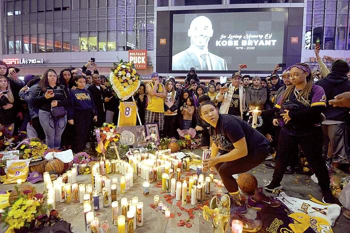 Fanii au aprins lumânări în faţa sălii unde Bryant a jucat 20 de ani
