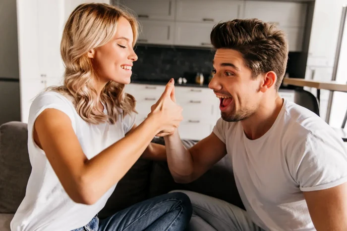 Trucuri simple pentru a reaprinde scânteia în căsnicia ta