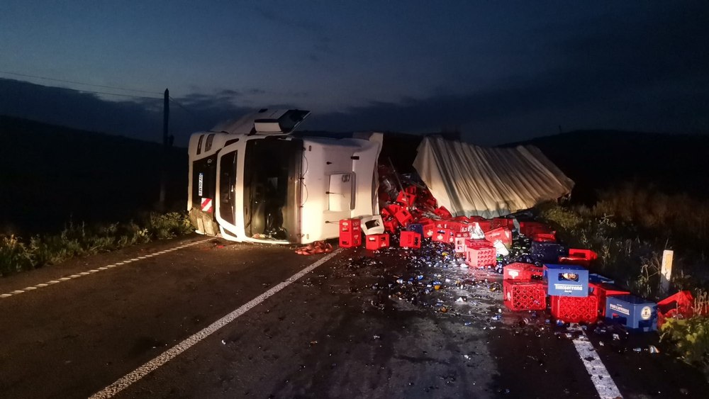 Circulație blocată pe DN 28B după ce un TIR încărcat cu bere s-a răsturnat pe carosabil, între Botoşani şi Hârlău 