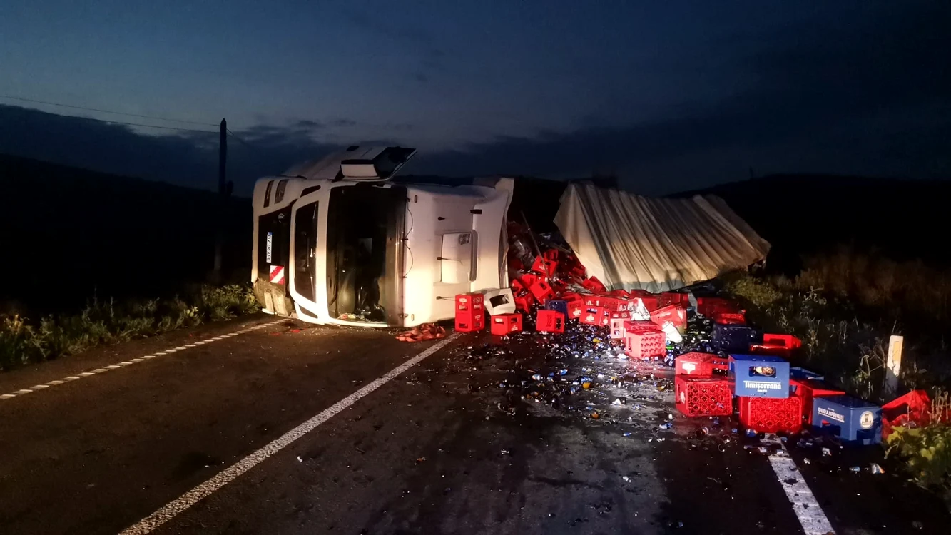 Tirul s-a răsturnat pe carosabil. FOTO Vocea Botoșaniului