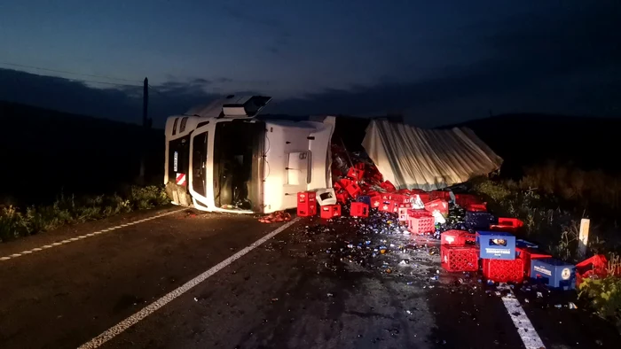 Tirul s-a răsturnat pe carosabil. FOTO Vocea Botoșaniului
