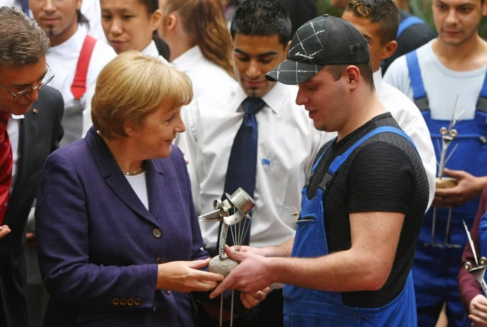 Angela
Merkel, în vizită la un centru pentru formarea profesională a
imigranţilor FOTO GettyImages/Gulliver