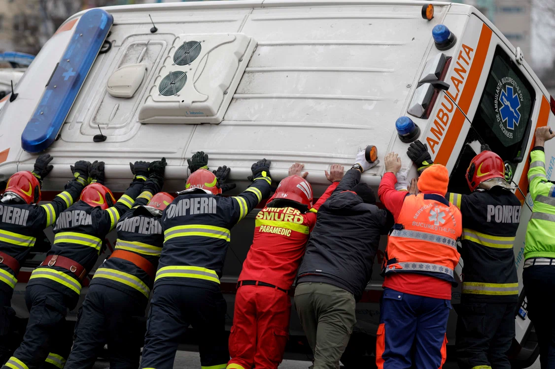 Accident între o ambulanță și un autovehicul în intersecția Budapesta din București. FOTO Inquam Photos / Octav Ganea
