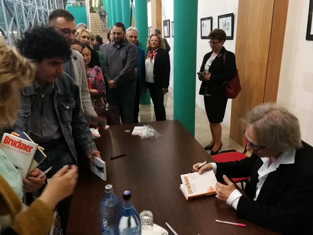 Autografe Pascal Bruckner după premiera primei sale piese de teatru de la Râmnicu Vâlcea Foto FB Cătălin Burlan - Credit Petruţ Dinulescu