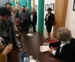 Autografe Pascal Bruckner după premiera primei sale piese de teatru de la Râmnicu Vâlcea Foto FB Cătălin Burlan - Credit Petruţ Dinulescu