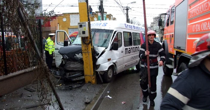 23 de răniţi în accidentul dintre un microbuz şi un autoturism FOTO: Sînziana Ionescu