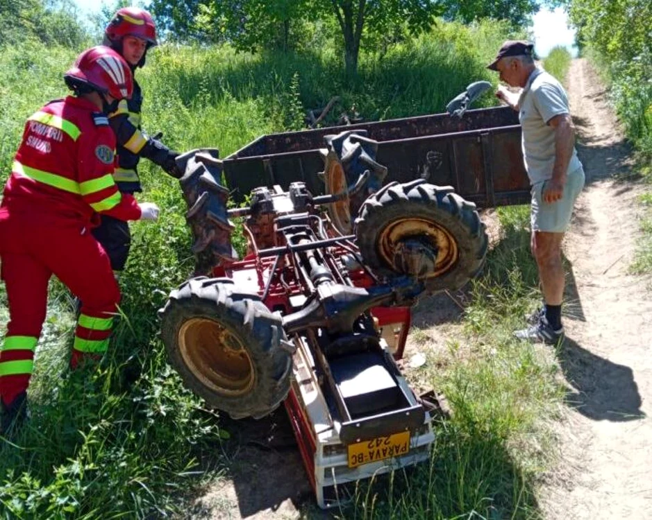 Bărbatul de 71 de ani a fost prins sub propriul tractor FOTO ISU Bacău