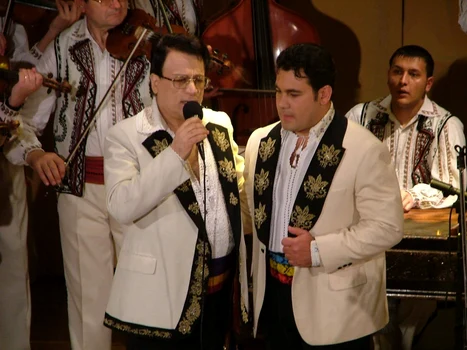 În aproximativ două luni, artistul de muzică populară se va muta în casa în care a copilărit