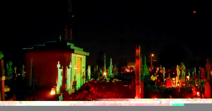 Mii de candele au luminat cimitirele din Fălticeni în noaptea de Înviere. FOTO: Dinu ZARĂ