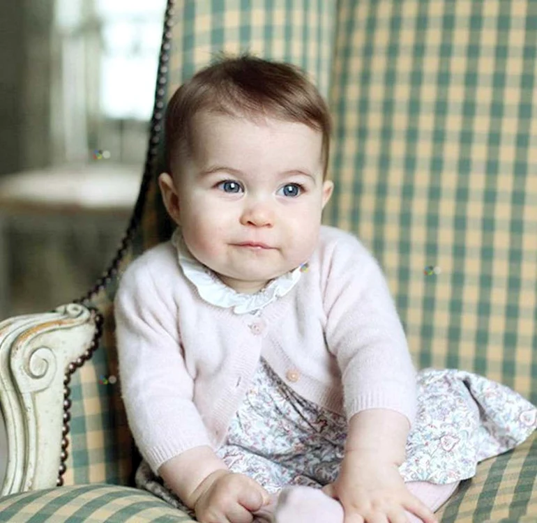 La numai un an, micuţa Charlotte e mai influentă, în 2016, decât străbunica ei, regina Elisabeta a II-a