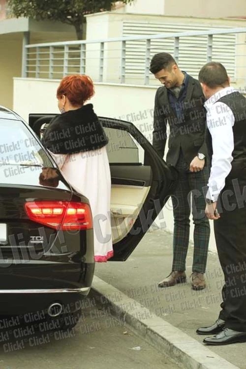 Soţul Oanei,  Marius Elisei,  i-a deschis  portiera  soacrei sale,  Mioara Roman (Fotografii: Roberto Sălceanu, Mihai Ionescu)