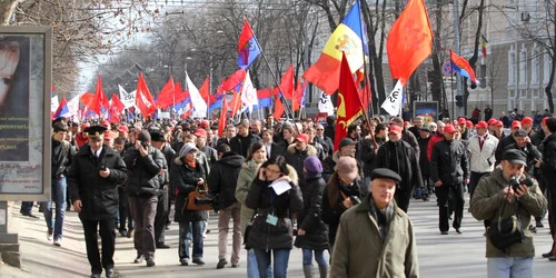Comuniștii mărșăluiesc pe B-dul Ștefan cel Mare din centrul Chișinăului