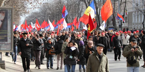 Comuniștii mărșăluiesc pe B-dul Ștefan cel Mare din centrul Chișinăului