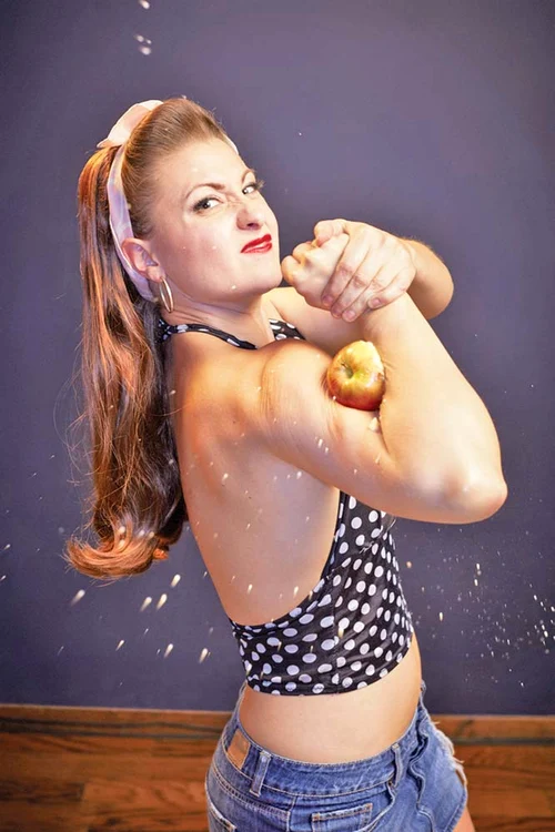 Linsey Lindberg (29 de ani) a spart 8 mere cu bicepşii