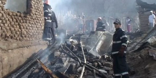 Reşiţa: A vrut să hrănească animalele, dar şi-a dat foc acoperişului