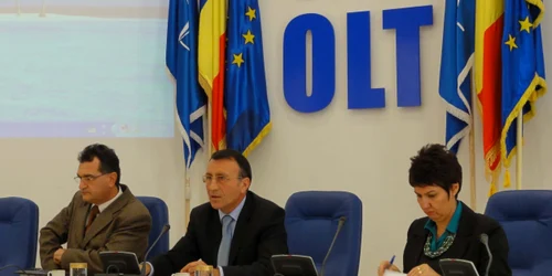 Președintele Consiliului Județean Olt, Paul Stănescu (în centru), cu Daniel Șarpe alături 