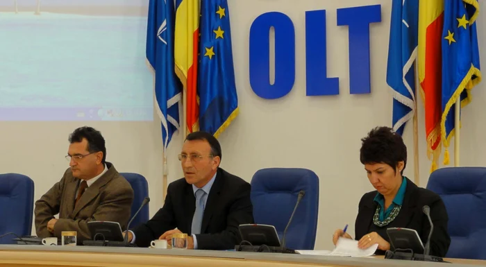 Președintele Consiliului Județean Olt, Paul Stănescu (în centru), cu Daniel Șarpe alături 