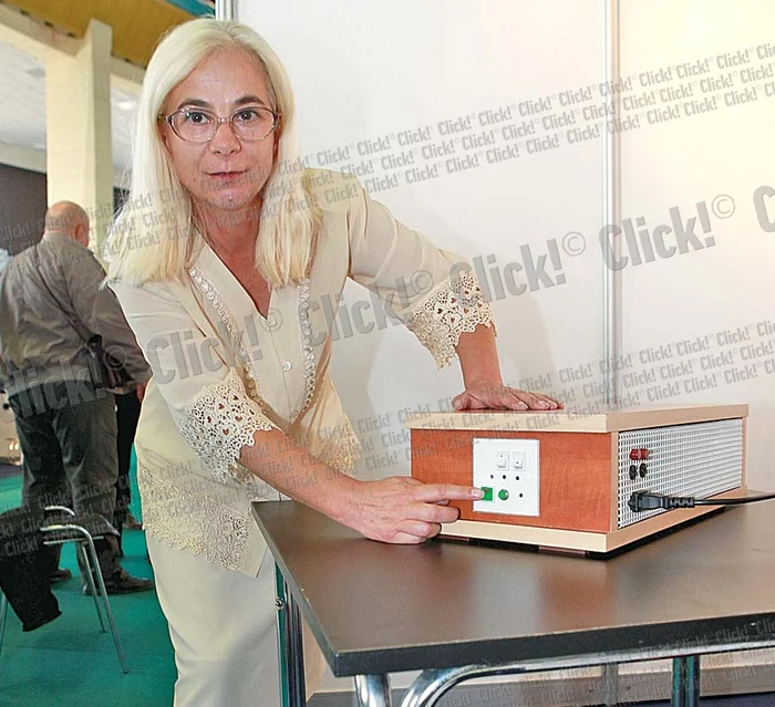 Florina Nicolae ne-a făcut o demonstraţie cu “bradul artificial” (FOTO: Roberto Sălceanu)