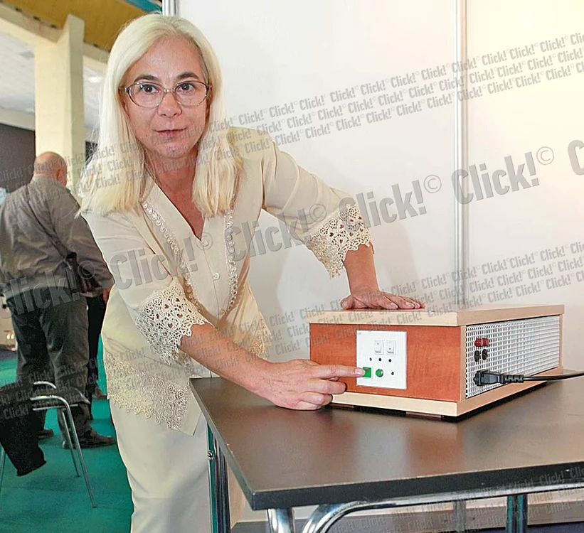 
    Florina Nicolae ne-a  făcut o demonstraţie cu  “bradul artificial” (FOTO: Roberto Sălceanu)  