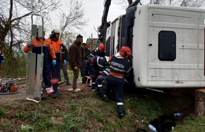 Şoferul camionului a rămas încarcerat. FOTO: ISU Maramureş