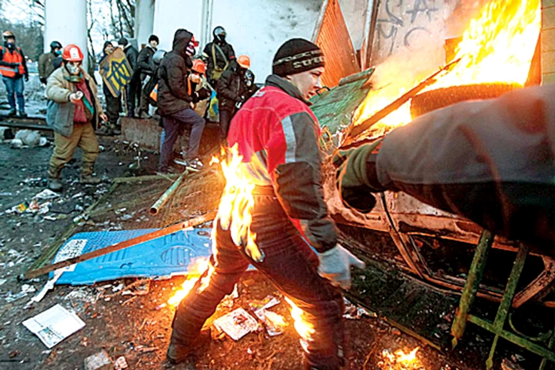 
    Un protestatar  care a luat  foc în timpul  confruntărilor  
