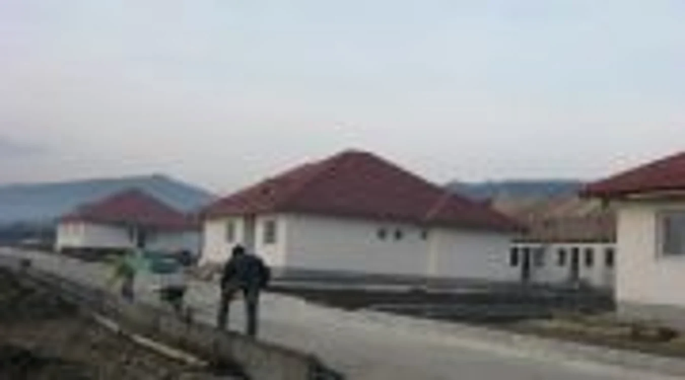 Casele construite la Căzăneşti pentru sinistraţii din Ocne