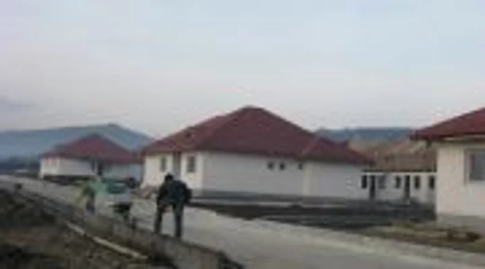 Casele construite la Căzăneşti pentru sinistraţii din Ocne