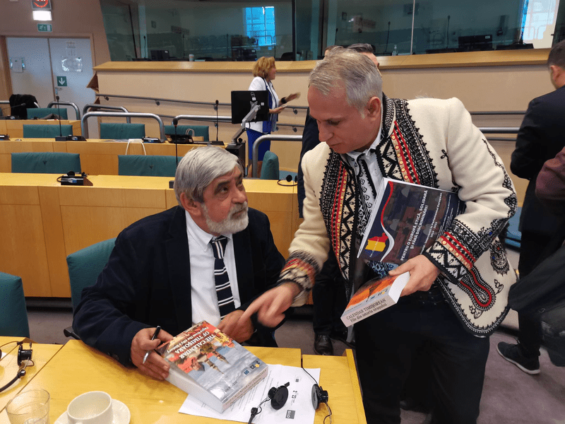 Cartea pusă la index din cauza unei vedete XXX, lansată cu succes la Bruxelles. Timișoara a refuzat s-o includă în program FOTO