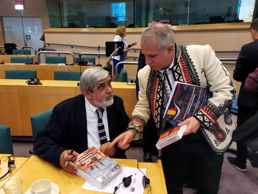 Jurnalistul Zoltan Kovacs a oferit autografe în Parlamentul European FOTO Ștefan Both
