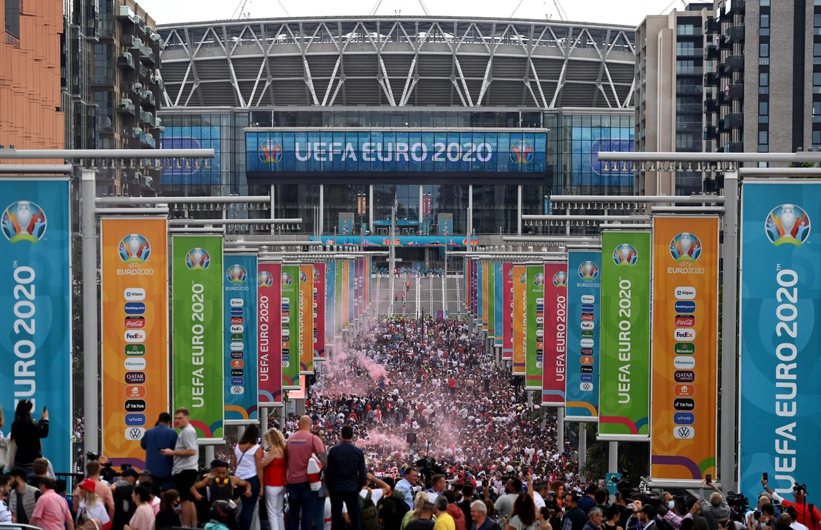 Circa 100.000 de oameni s-au îngrămădit în jurul stadionului Wembley, în afara celor 70.000 care au avut bilet la finala Euro 2020Foto: EPA-EFE
