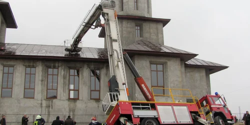 Autospecială răsturnată lângă biserica din spatele Piaţei Nufărul