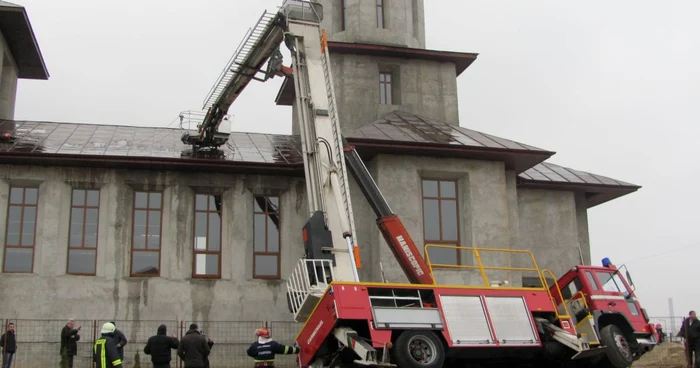 Autospecială răsturnată lângă biserica din spatele Piaţei Nufărul