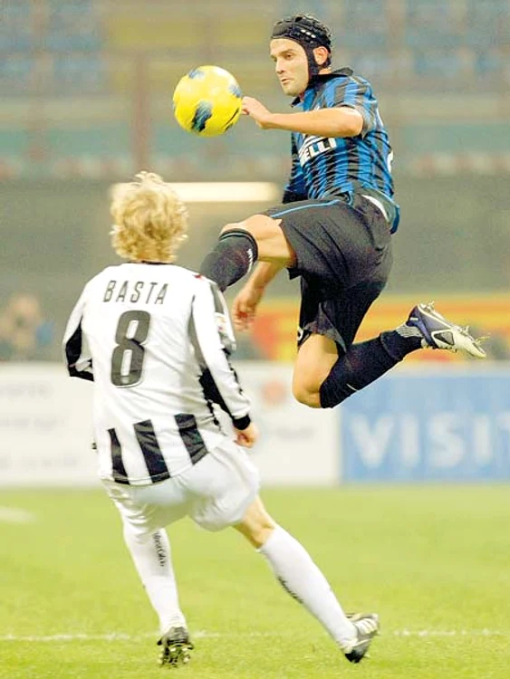 
    Cristi Chivu a jucat  în ultimii ani ai  carierei la Inter (Foto: Reuters)  