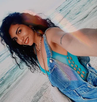 Frumoasa brunetă se bucură acum de mare, de soare, dar și de mult timp pentru ea