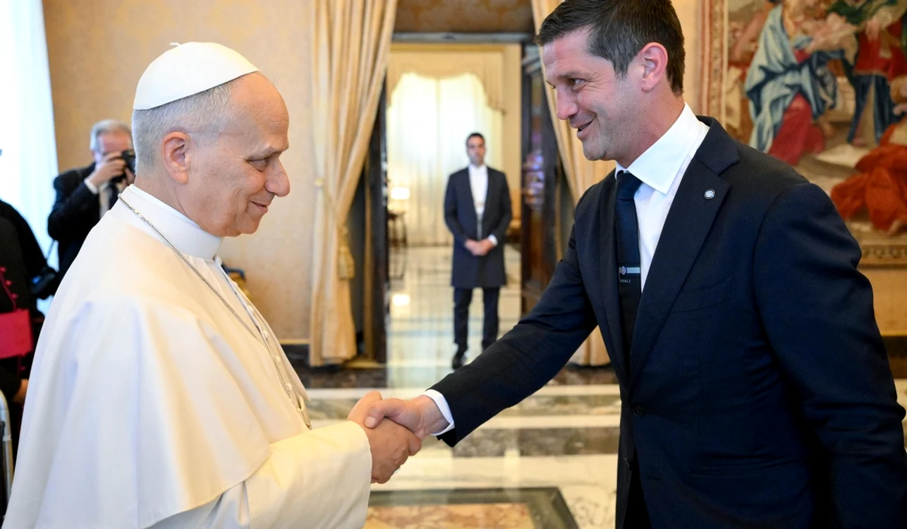 Papa Leon al XIV-lea și Cristi Chivu (FOTO vaticannews.va)