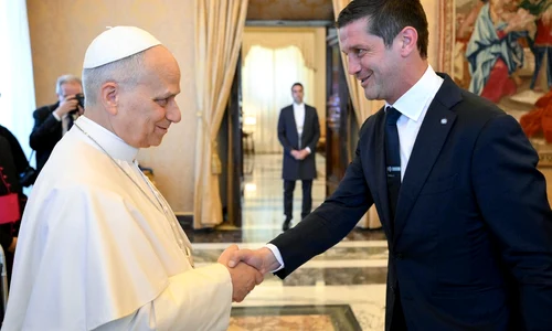 Papa Leon al XIV lea si Cristi Chivu (FOTO vaticannews va) jpg