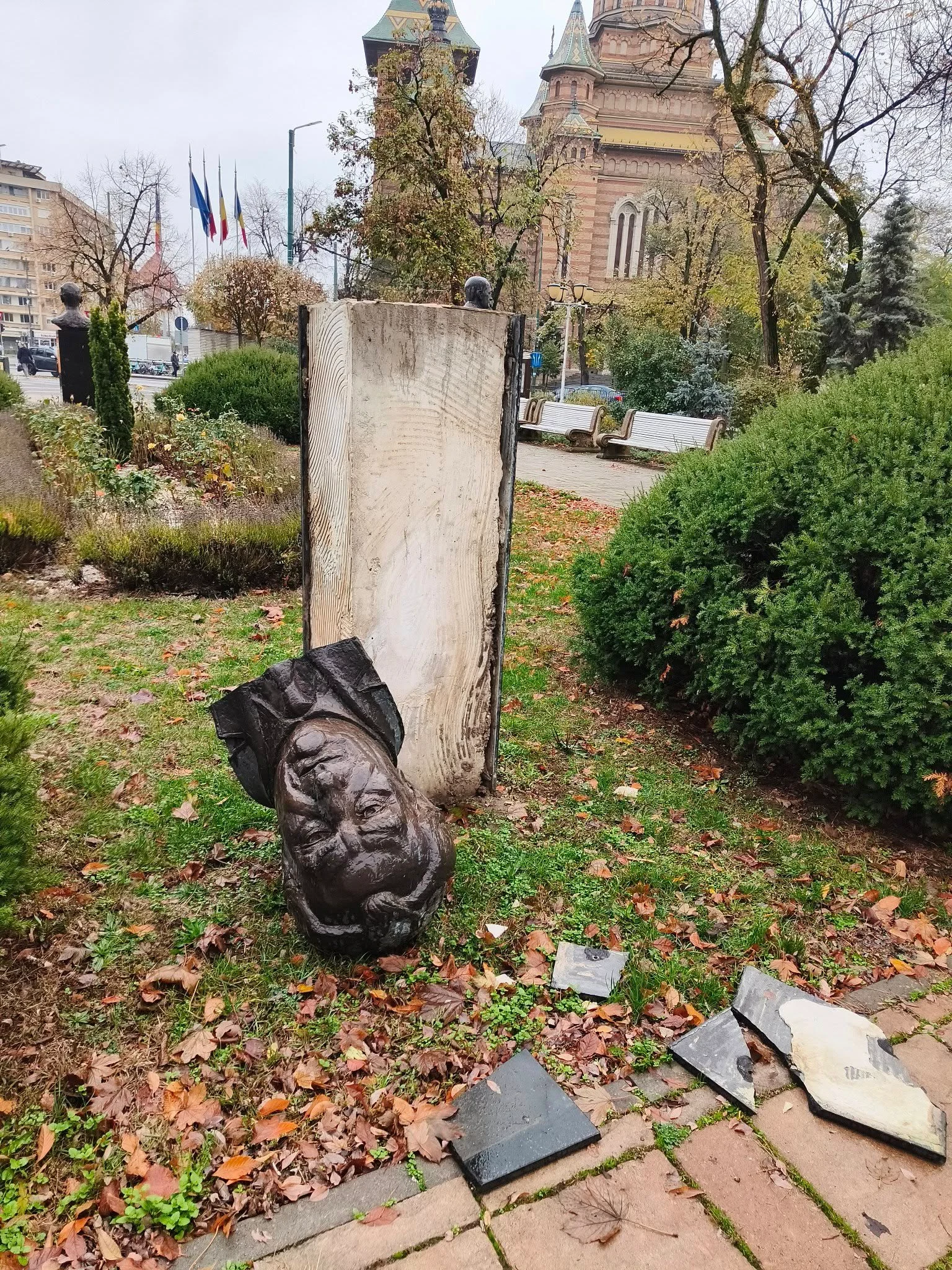 Vandalism în Parcul Central din Timișoara: mai multe busturi ale personalităților locale, distruse