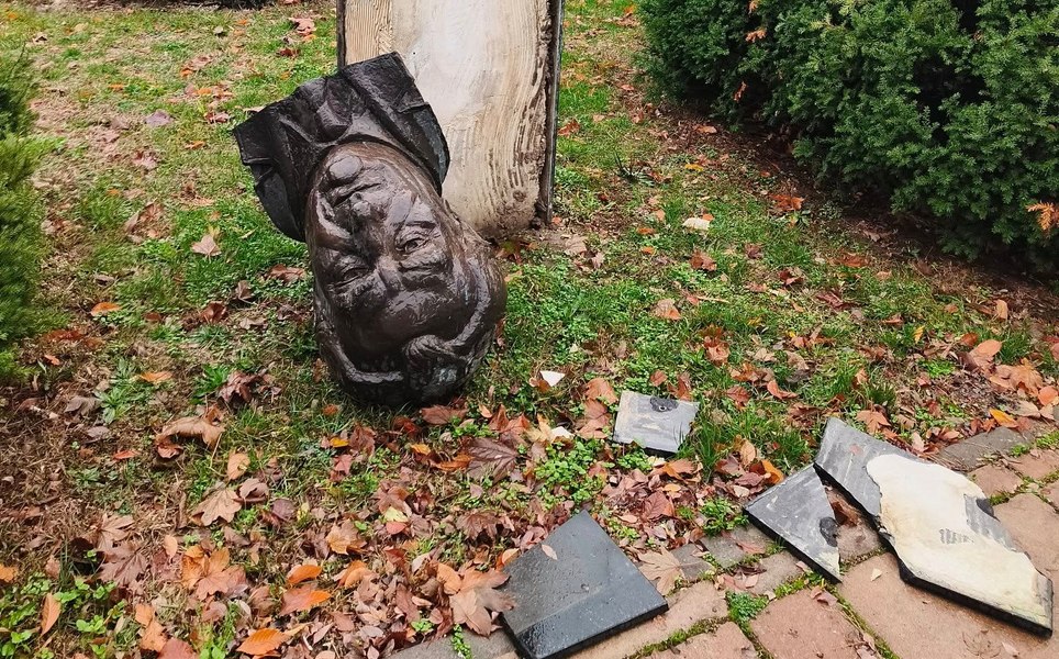 Vandalism în Parcul Central din Timișoara: mai multe busturi ale personalităților locale, distruse