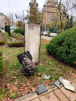 Mai multe busturi ale unor personalități importante din Timișoara au fost vandalizate FOTO: Facebook/Ilie Sîrbu