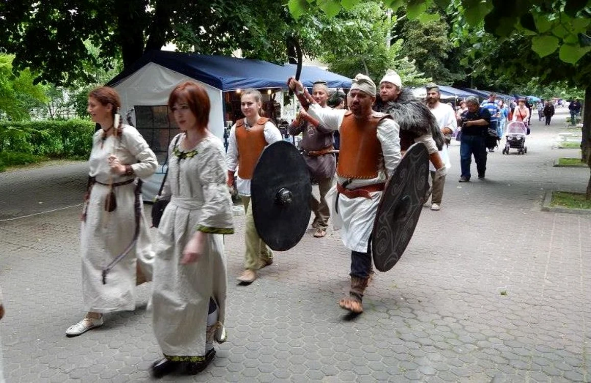 Reconstituirea obiceiurilor daco-romane, organizată la Galaţi, în 2014.