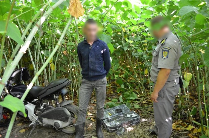 Tanarul voia sa aduca ţigările în ţară cu mopedul Sursa Foto: ITPF Sighet