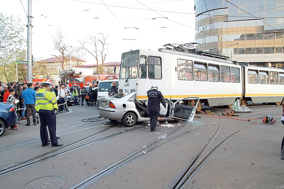 Tramvaiul şi-a schimbat  brusc direcţia spre  stânga şi a lovit maşina  care circula regulamentar 
